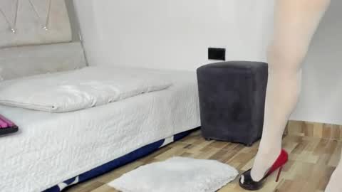 Perla Thompson online show from May 29, 8:18 pm