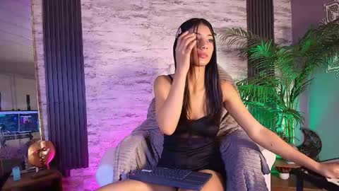  PERLA online show from April 30, 6:35 pm