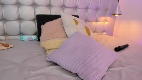 Snapshot of pervert_lizza chatting on February 19, 5:49 pm Lizza online show from February 19, 5:49 pm