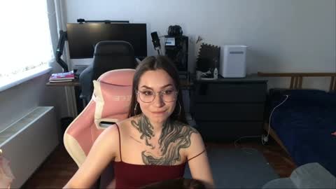 petal_dust_ online show from March 30, 2:17 pm