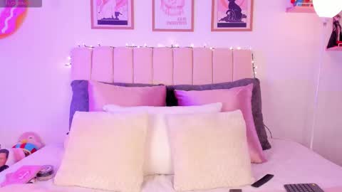 Snapshot of petit_rosseowo chatting on October 28, 12:11 am Im Rosse but u can call me Rossie or Rosita . online show from October 28, 12:11 am