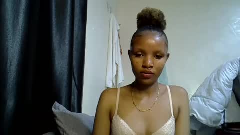 petite_melinda online show from June 11, 2:53 am