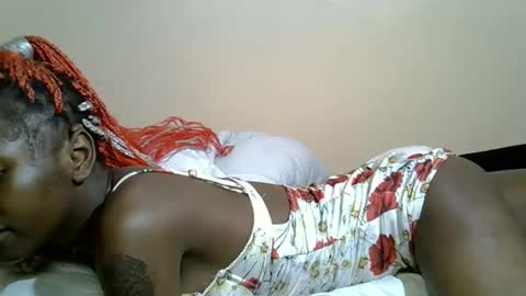 petitehunny online show from April 25, 6:59 am