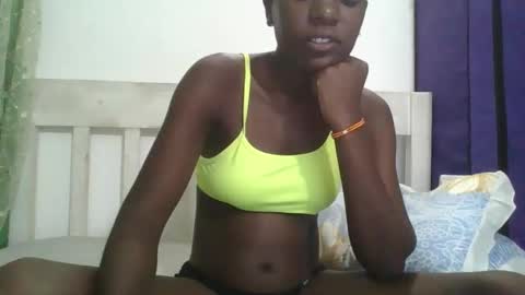 petitesweetchiq online show from November 20, 7:44 pm