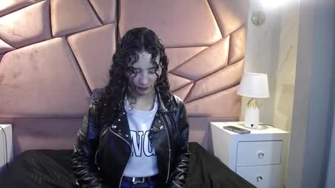 Snapshot of pettymoon chatting on October 18, 11:47 am Moon online show from October 18, 11:47 am