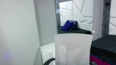 Snapshot of pettymoon chatting on October 19, 11:48 am Moon online show from October 19, 11:48 am