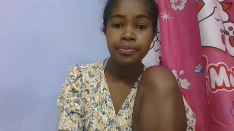 phania185885 online show from April 25, 1:41 pm
