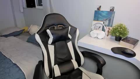 Phil.   INDEPENDENT MODEL online show from February 4, 4:49 am