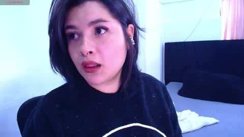 phylavell_ online show from July 1, 7:22 pm