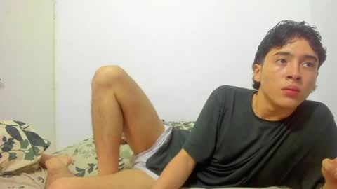picaszomilos350 online show from May 7, 9:27 am