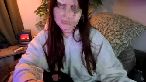 PilloGoddess online show from August 3, 7:10 am