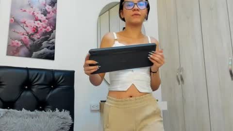 pinky_f00x online show from June 18, 8:14 pm