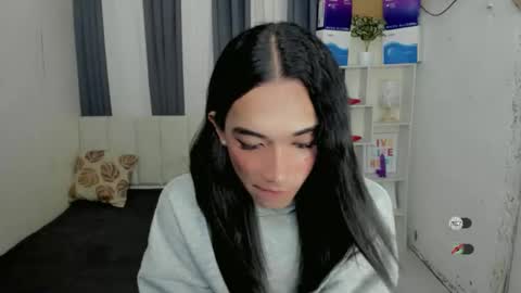 pixiedoll_ online show from December 18, 8:59 pm