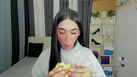 pixiedoll_ online show from March 13, 8:01 pm