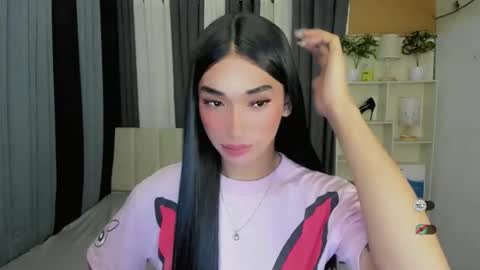 pixiedoll_ online show from March 12, 7:39 pm