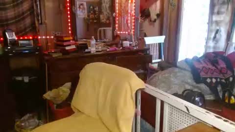 Izzy online show from February 6, 6:21 pm