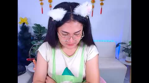 Ploysai online show from May 1, 2:44 pm