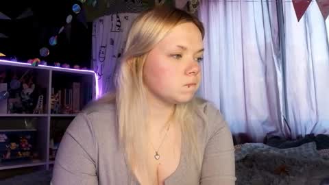 KarenChan online show from March 18, 4:02 pm