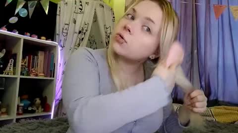 KarenChan online show from March 12, 3:27 pm