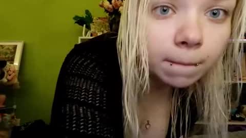 KarenChan online show from March 14, 5:28 pm