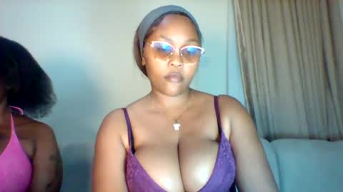 pretty_dee1 online show from August 6, 6:06 pm
