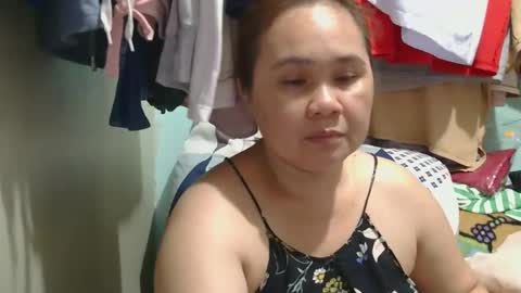 Snapshot of prettynhing chatting on March 2, 5:33 am Nhing online show from March 2, 5:33 am