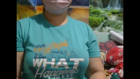 Snapshot of prettynhing chatting on October 9, 1:27 pm Nhing online show from October 9, 1:27 pm