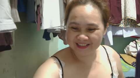 Snapshot of prettynhing chatting on March 9, 12:42 pm Nhing online show from March 9, 12:42 pm
