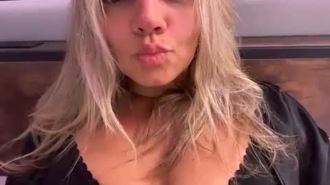 Snapshot of prettyyykittyyy22 chatting on October 16, 4:34 am prettyyykittyyy22 online show from October 16, 4:34 am