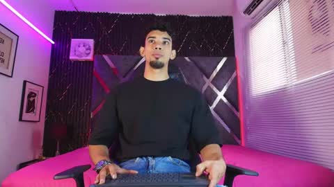 prince_arthur77 online show from July 28, 1:32 pm