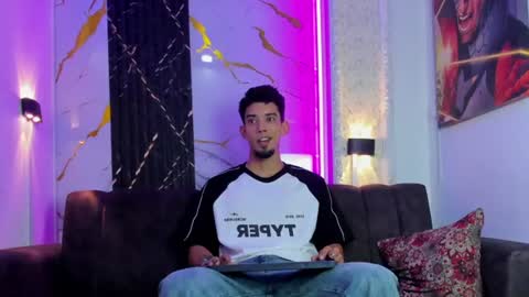 prince_arthur77 online show from July 12, 4:32 pm