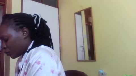 Snapshot of princessmiles2 chatting on October 20, 6:29 am phelly online show from October 20, 6:29 am