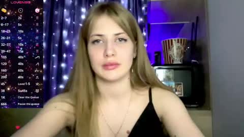 Alicia online show from December 8, 7:00 pm