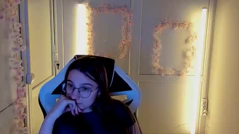 Amelie online show from April 24, 1:13 pm