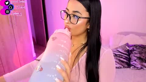 Snapshot of queen_liana chatting on December 14, 4:56 am Liana online show from December 14, 4:56 am