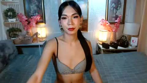 queennira online show from June 22, 4:42 am