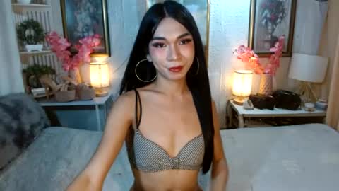 queennira online show from June 26, 1:55 am