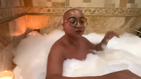 Queen Hilarity online show from February 17, 4:33 am