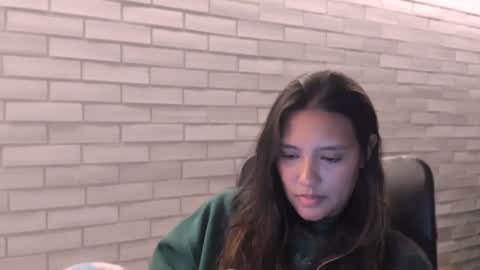 Snapshot of queenv66 chatting on December 27, 6:03 am Val  -  online show from December 27, 6:03 am