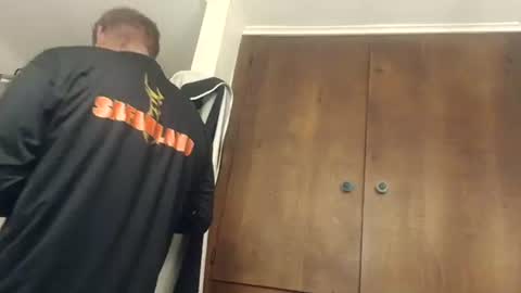 r04233054 online show from November 27, 8:33 am