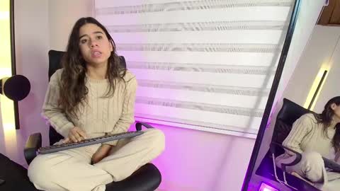 Snapshot of rachell_criss chatting on February 19, 7:06 am Rachell online show from February 19, 7:06 am