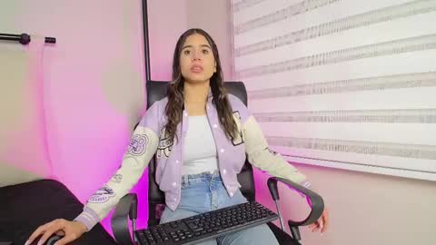 Snapshot of rachell_criss chatting on March 2, 3:34 am Rachell online show from March 2, 3:34 am