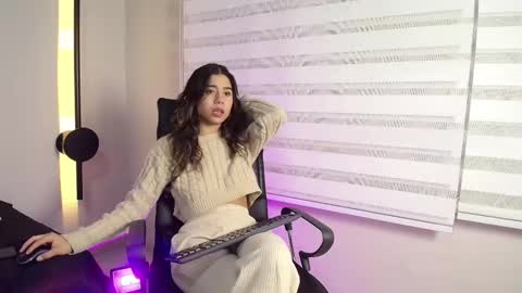 Snapshot of rachell_criss chatting on February 19, 3:50 am Rachell online show from February 19, 3:50 am
