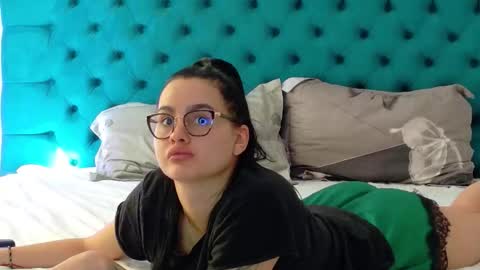 Snapshot of raeeamber_ chatting on September 27, 8:23 am sweet peach online show from September 27, 8:23 am