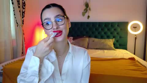 Snapshot of raeeamber_ chatting on October 4, 9:07 am sweet peach online show from October 4, 9:07 am