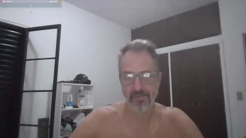 Snapshot of rafaelsel chatting on October 14, 1:30 am Big Uncle Jungle online show from October 14, 1:30 am