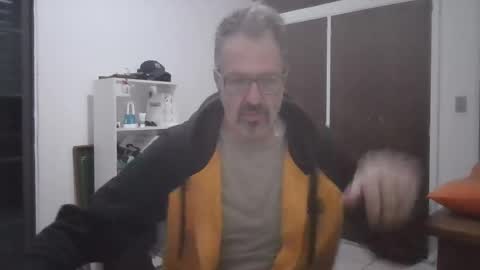 Snapshot of rafaelsel chatting on October 19, 11:20 pm Big Uncle Jungle online show from October 19, 11:20 pm