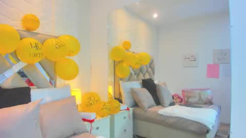 Raquel Moore  online show from December 16, 5:52 pm