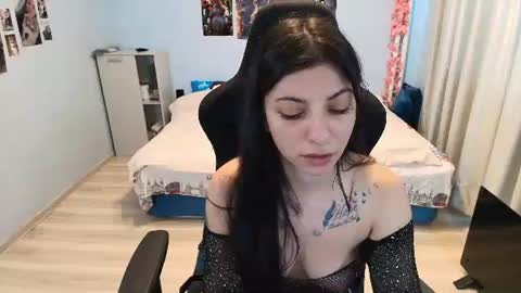 raven_haired_goddess online show from July 3, 7:13 am