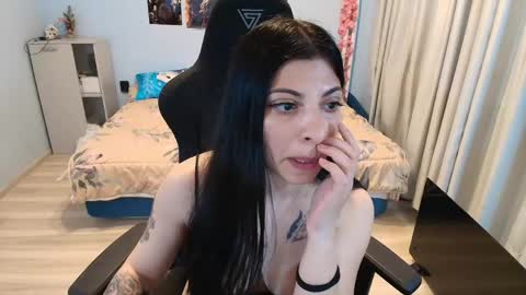 raven_haired_goddess online show from May 1, 6:51 am